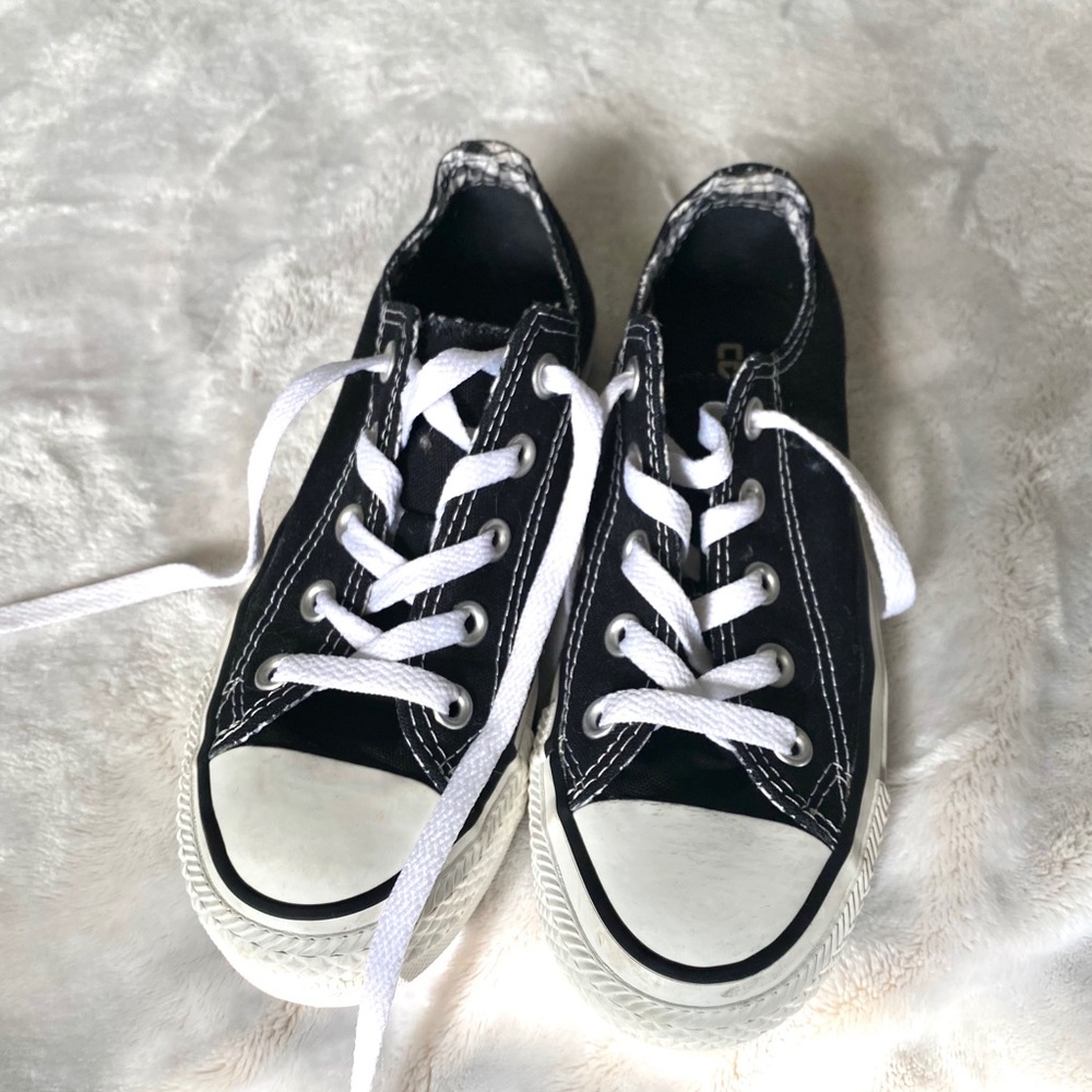 Black low rise Converse shoes